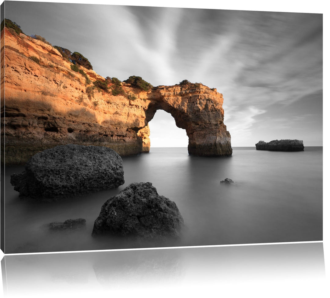 Berg mit Torbogen über dem Meer schwarz/weiss Format: 100x70 auf Leinwand, XXL riesige Bilder fertig