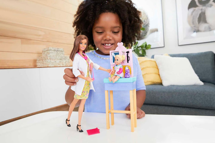 Barbie GTN52 - Kinderärztin-Spielset, brünette Puppe (ca. 30 cm), tolles Geschenk für Kinder ab 3 Ja