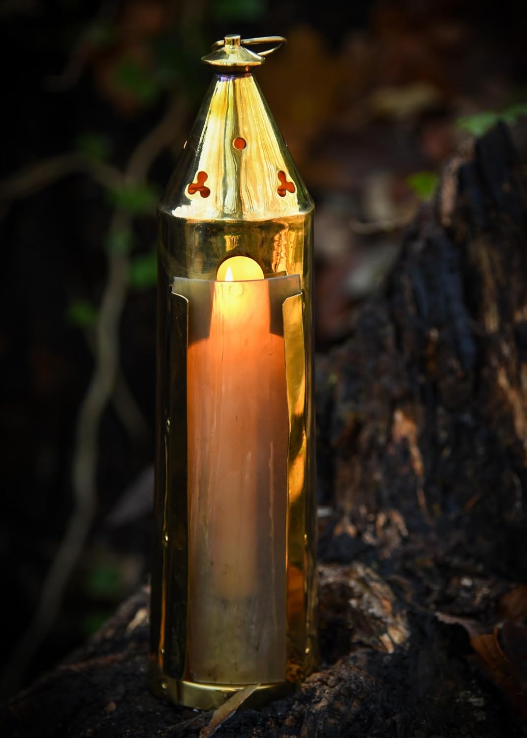 Mittelalterliche Messinglaterne mit Hornfenster