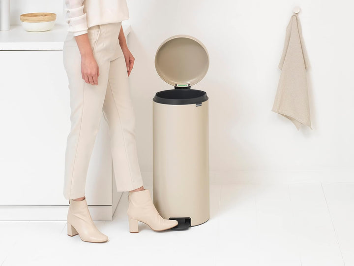 Brabantia - NewIcon Treteimer 30L - Grosse Abfalleimer für die Küche - Sanft Schliessender Deckel -