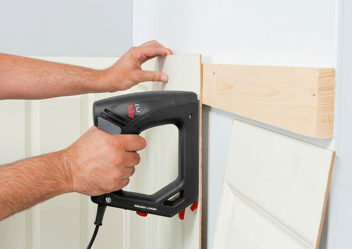 Skil Tacker 8200 AC (Elektrotacker, Elektronagler, für Nägel + Klammern bis 16 mm, Kabellänge 6 Mete