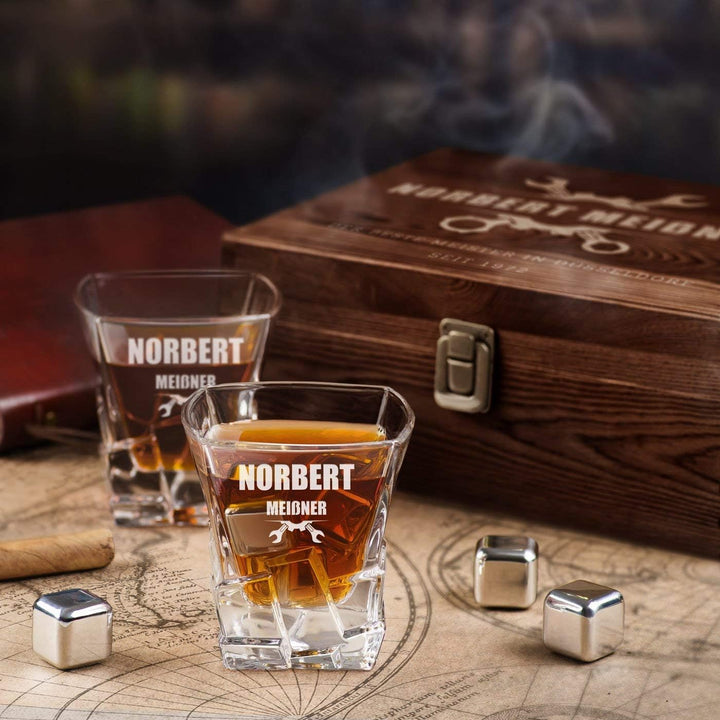 Maverton Whisky Steine Set - in Holzbox mit Gravur - 8 Eiswürfel + 2 Whisky Gläser - wiederverwendba
