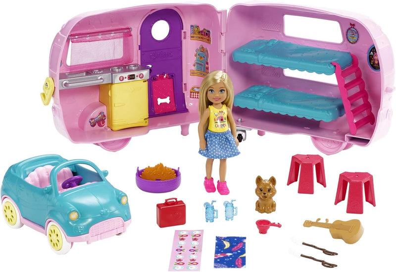 Barbie Chelsea Serie, Chelsea Auto und Camper Set mit 10+ Barbie Camping Accessoires, 1x Chelsea Pup