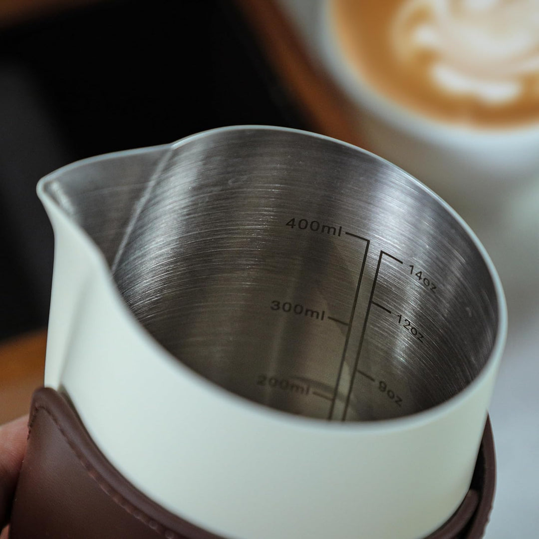 KNODOS Milchkännchen, griffloser Latte-Dampfkrug (weiss, 400 ml, 14 oz) mit Lederhülle, Milchaufschä