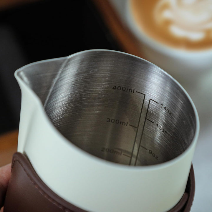 KNODOS Milchkännchen, griffloser Latte-Dampfkrug (weiss, 400 ml, 14 oz) mit Lederhülle, Milchaufschä