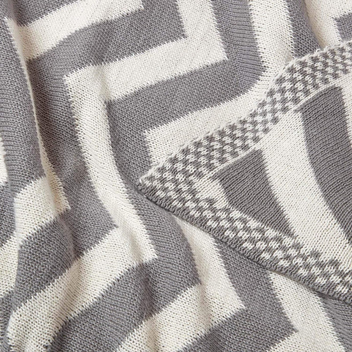 Homescapes gestrickte Tagesdecke mit Zick-Zack-Muster, weiche Wohndecke in Grau und Naturweiss, 100%