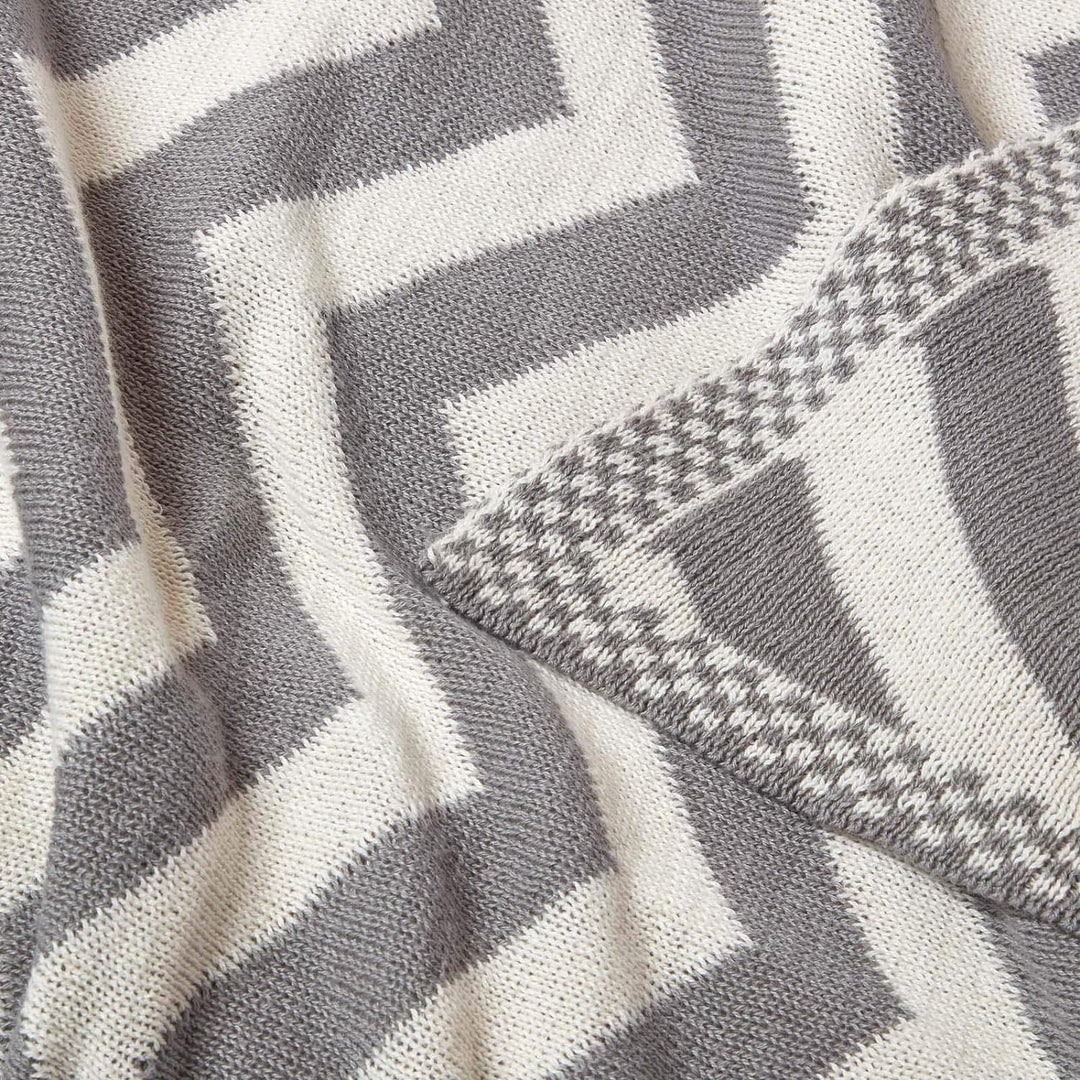 Homescapes gestrickte Tagesdecke mit Zick-Zack-Muster, weiche Wohndecke in Grau und Naturweiss, 100%