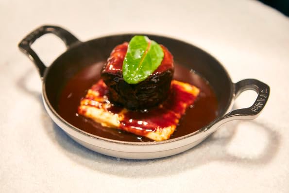 Staub Mini-Auflaufform, rund (12 cm, 0,25 L mit mattschwarzer Emaillierung im Inneren der Auflauffor