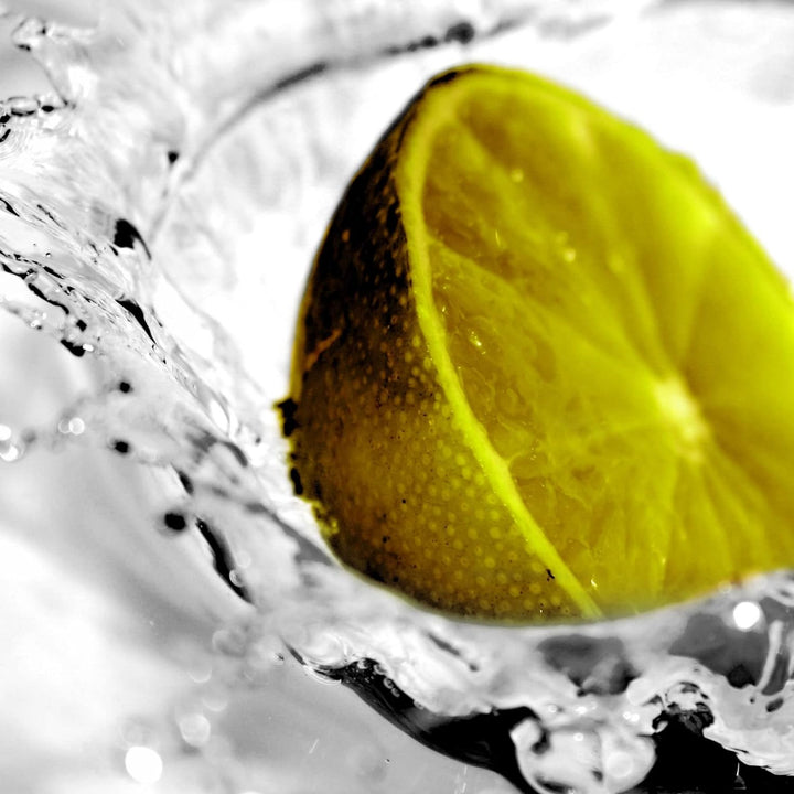 Pixxprint Glasbild | Wandbild auf Echtglas | Limette im Wasser | 40x40 cm | inkl. Aufhängung und Abs