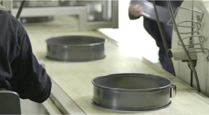 ORIGINAL KAISER Inspiration Springform 26 cm rund & Inspiration Kuchenblech mit Deckel 42 x 29 x 4 c