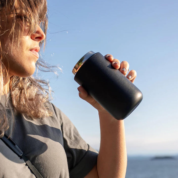 Fellow Carter Move Reisebecher – Vakuumisolierter Edelstahl-Kaffee- und Teebecher mit Keramik-Innens