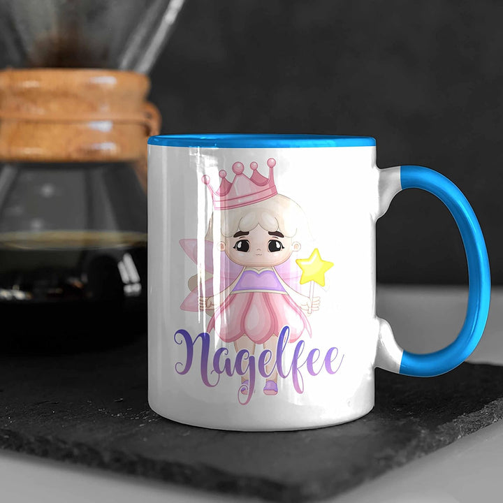 Trendation - Nagel-Fee Tasse Geschenk Nagelstudio Mitarbeiterin Gel-Nägel Spruch Süsse Grafik (Blau)