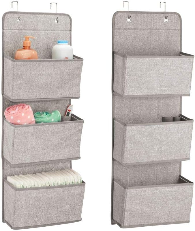mDesign 2er-Set Hängeaufbewahrung mit 3 Taschen - Kinderzimmer Aufbewahrung für Stofftiere, Windeln