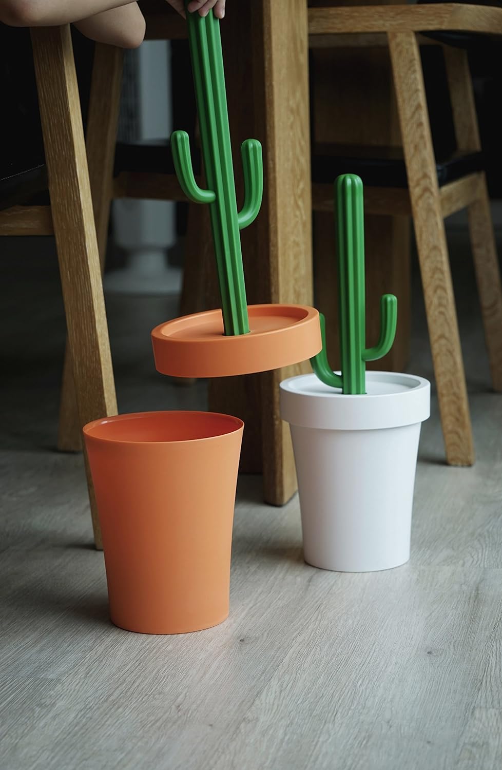 Qualy Mülleimer in Form eines Kaktus aus Kunststoff, in der Farbe Orange/grün, Masse: 15,6 x 15,6 x