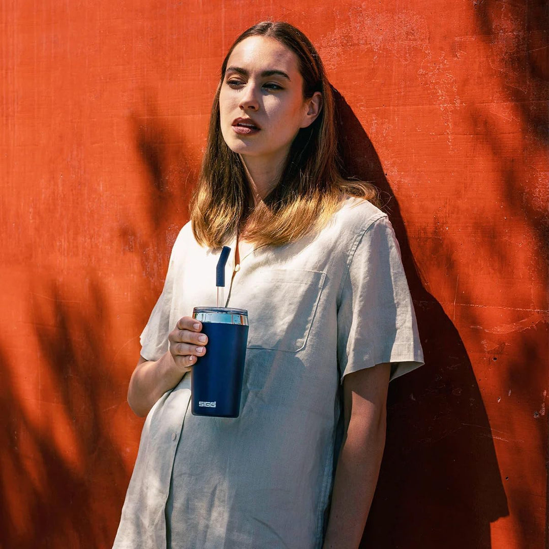SIGG - Isolierbecher - Travel Mug Helia - Mit wiederverwendbarem Glastrinkhalm & Reinigungsbürste -
