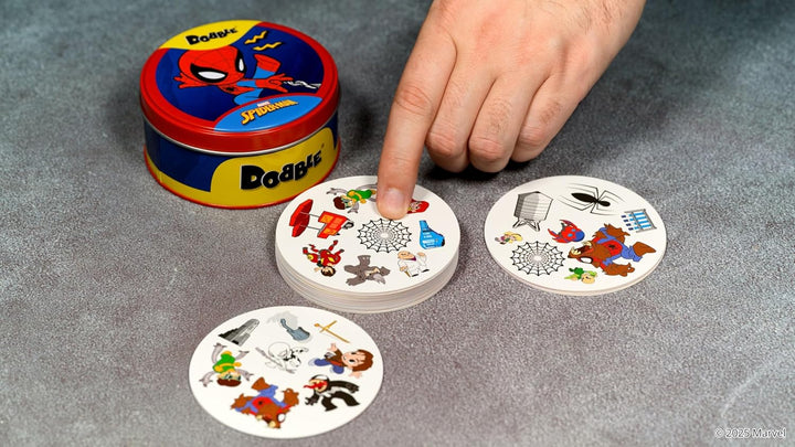 Asmodee Dobble Spiderman, Beobachtungs- und Geschwindigkeitskartenspiel für Kinder und Erwachsene, B