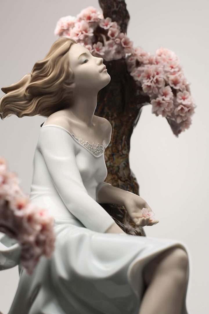 LLADRÓ Frauen-Figur Blühende Jahreszeit Limitierte Auflage. Frau. Porzellan.