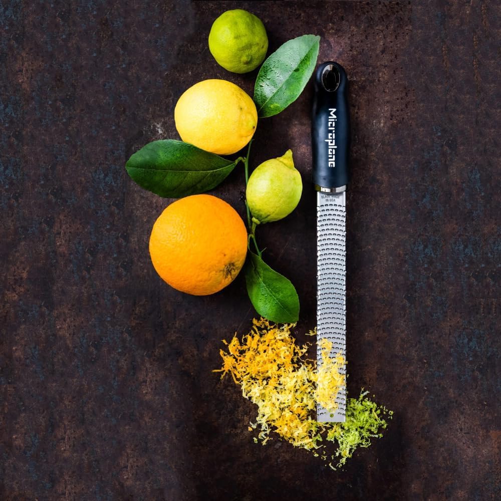 Microplane Zester Küchenreibe in Schwarz für Zitrusfrüchte, Hartkäse, Ingwer, Schokolade & Muskatnus