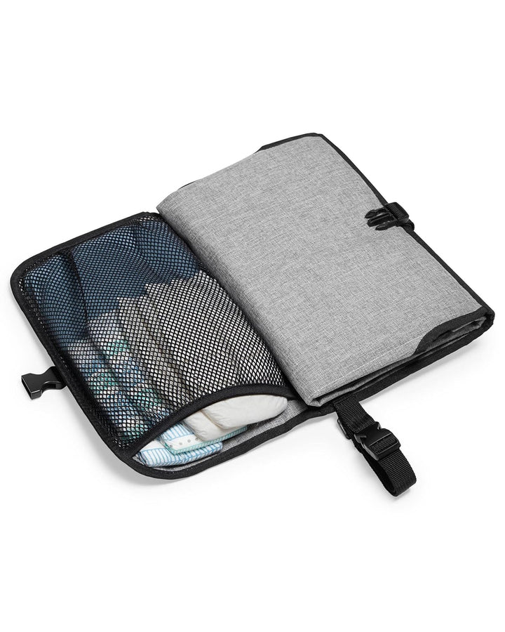Skip Hop Pronto Mini Wickeltasche, Wickelstation für unterwegs, grey melange grau Einfarbige, grau E