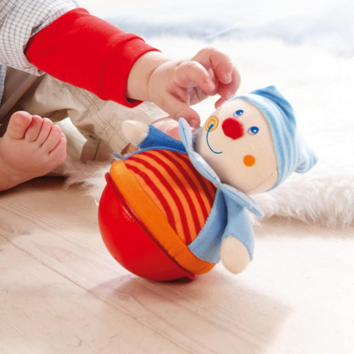 HABA Stehauffigur Kasper – Motorikspielzeug mit Wackel- & Klingeleffekt für Babys ab 6 Monaten – Wei