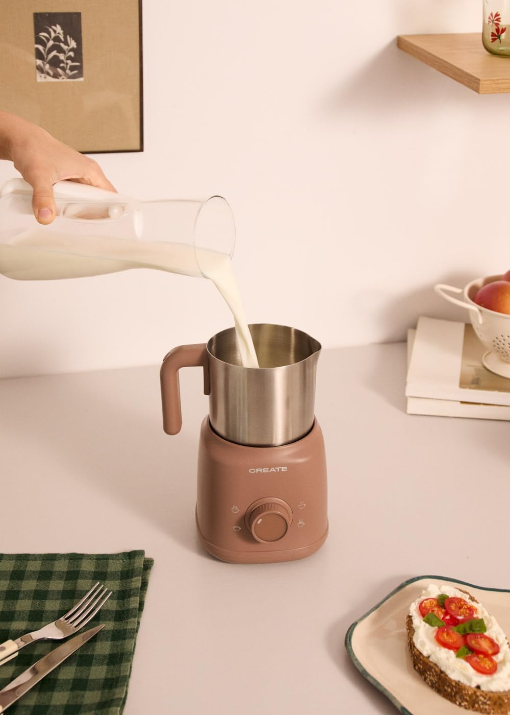 CREATE/MILK FROTHER RETRO/Milchaufschäumer und -erhitzer mit abnehmbarem Krug Mokka/Magnetische Dreh
