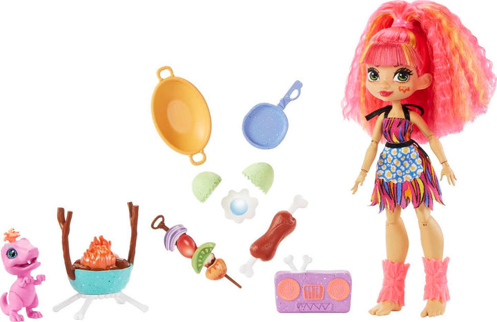 Mattel Cave Club GNL96 - Wilder Grillspass mit Emberly Spielset & Puppe und Zubehörteilen, Reise in