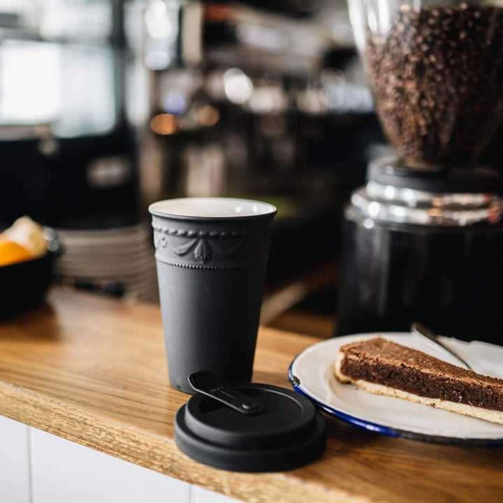 KPM Berlin Kurland To-Go Becher, Porzellan, Kaffeebecher, Teebecher, handmade, schwarz, Schwarz