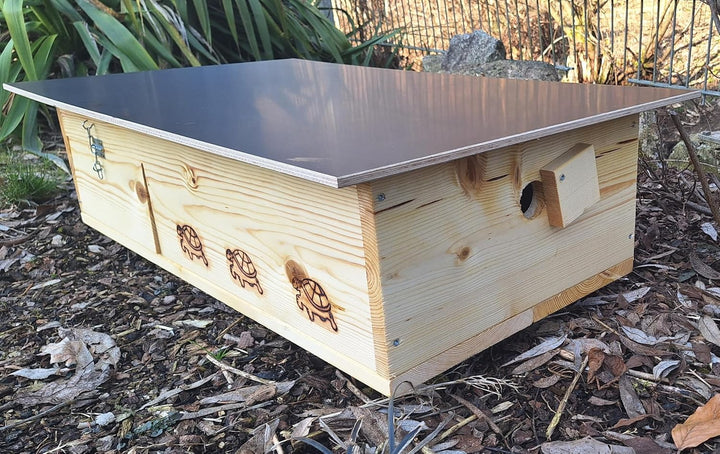 Premium Schildkrötenhaus (SH9) aus 20mm Vollholz - Wetterfest mit Boden und Tür inc. verstellbare Be