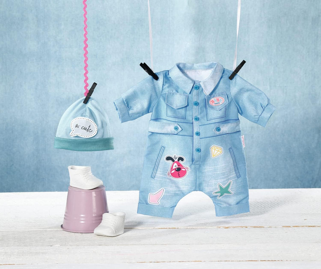 BABY born 832592 Deluxe Jeans Overall 43cm - Puppenkleidung Set bestehend aus Puppen - Onesie, Mütze