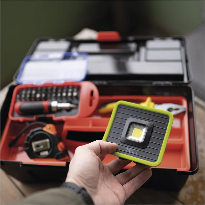 EMOS Mini-LED-Strahler, aufladbarer Baustrahler mit Powerbank, wasserdicht, max. 1000 lm, 40m Leucht