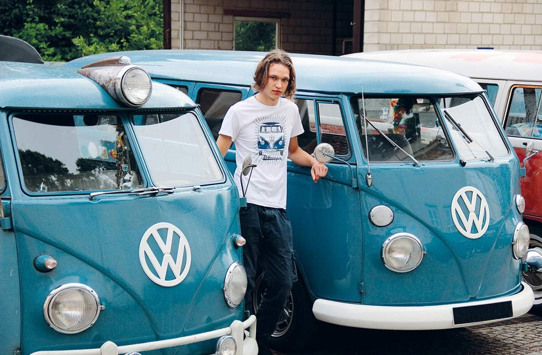 BRISA VW Collection - Volkswagen T-Shirt Unisex-Kurzarm &amp; Rundkragen mit T1 Bulli Bus Motiv aus Baum