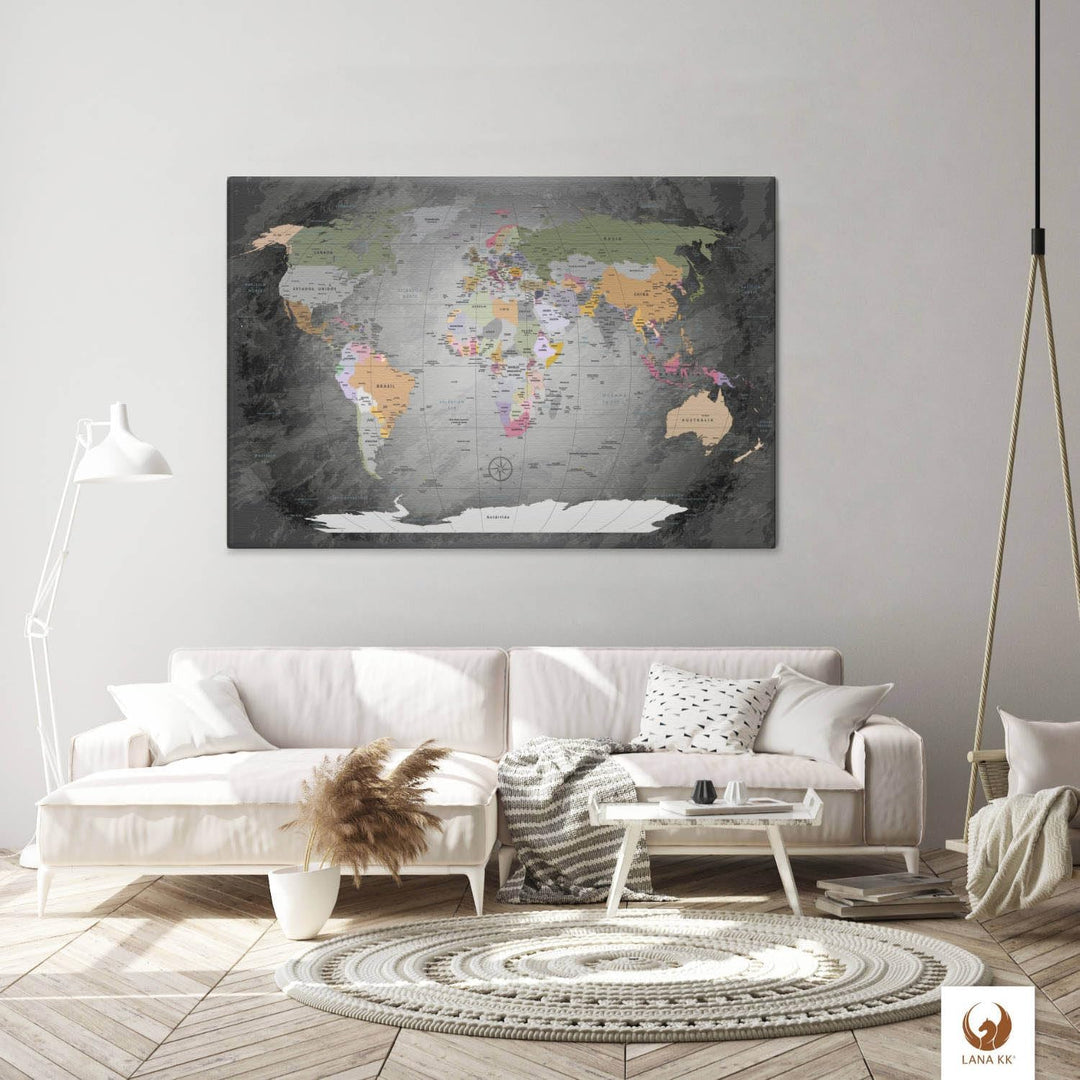 LANA KK - Weltkarte Leinwandbild mit Korkrückwand zum pinnen der Reiseziele – „Worldmap Edelgrau” -