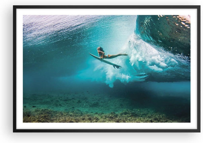 Poster Schwarzrahmen Surfen Unterwasser Frau Deko 91x61cm Wandposter Art Prints Wandbilder Dekoratio