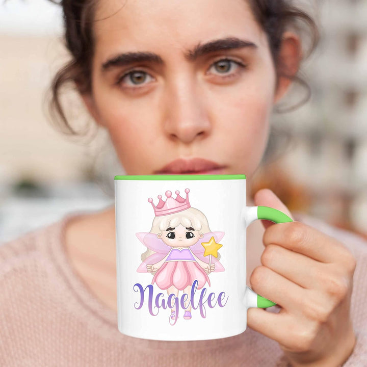 Trendation - Nagel-Fee Tasse Geschenk Nagelstudio Mitarbeiterin Gel-Nägel Spruch Süsse Grafik (Grün)