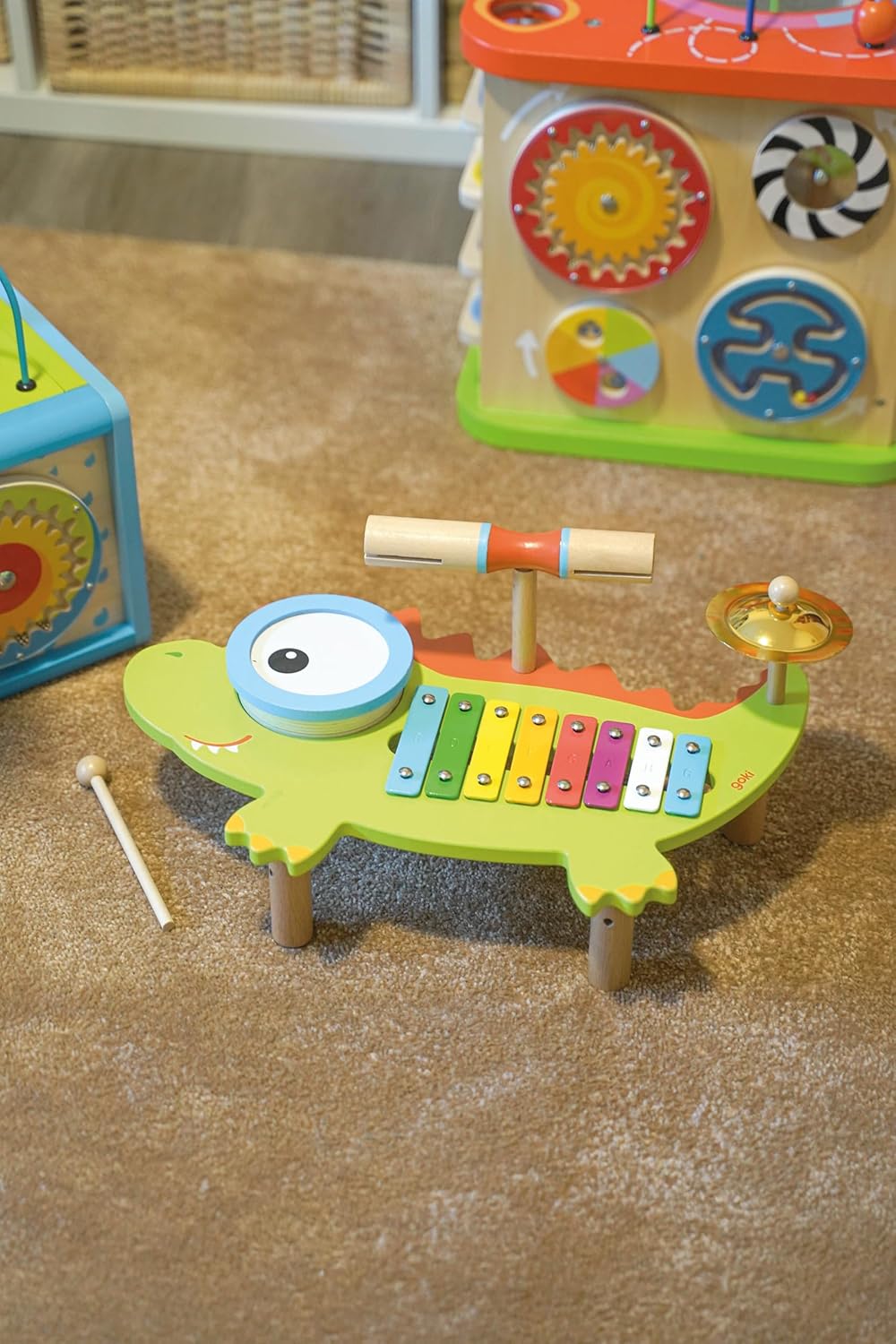 goki 61854 - Musikstation Krokodil aus Holz und Metall, Bunte Instrumente wie Xylophone und Becken,