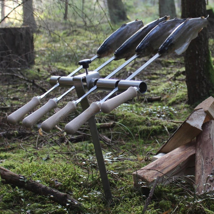 Premium Steckerlfisch Halter für Lagerfeuer - Platz für 4 Fische - Fisch Grill Spiesshalter für offe