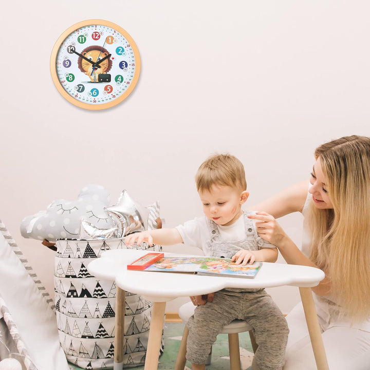 Relaxdays Wanduhr Kinder, Ø 30 cm, Kinderzimmeruhr Löwe, Bunte Zahlen, Uhrzeit Lernen, Lernuhr Junge