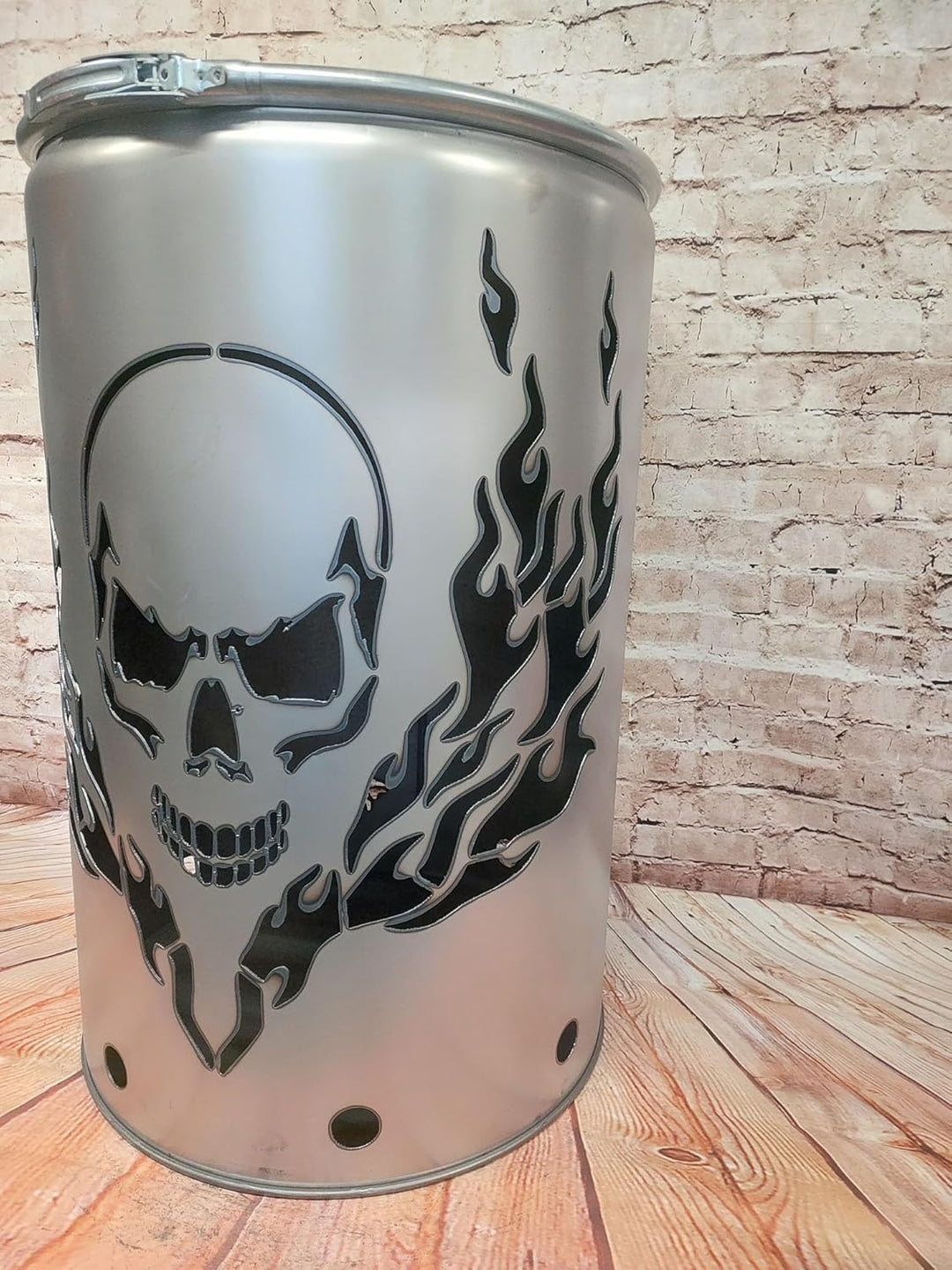Feuertonne mit - Totenkopf Flammen - Motiv - Gefertigt aus neuem Ölfass - Besondere Feuerstelle für