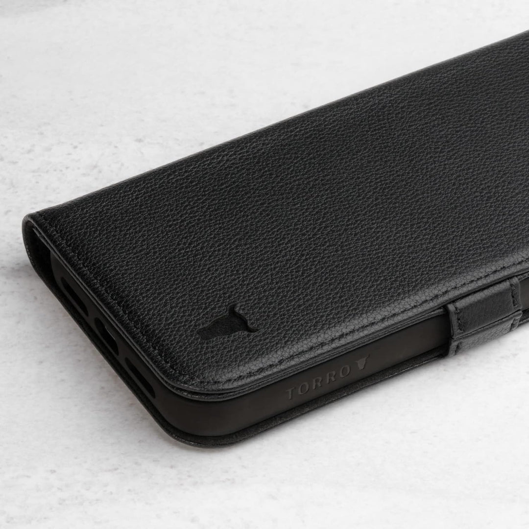 TORRO Handyhülle kompatibel mit iPhone 14 - Echte Lederhülle mit Kartenfächern und horizontaler Stan