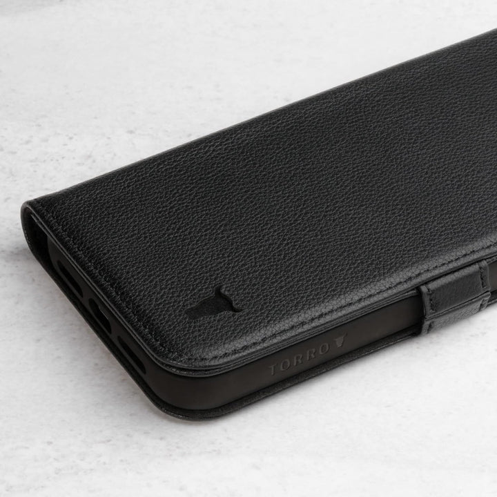 TORRO Handyhülle kompatibel mit iPhone 14 - Echte Lederhülle mit Kartenfächern und horizontaler Stan