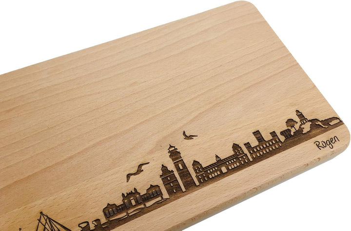 Brotzeitbrett Rügen Skyline | Frühstücksbrettchen aus Buche | Holz Schneidbrett | Geschenk mit Gravu