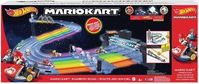 Hot Wheels Mario Kart Autorennbahn in Regenbogen Farben, inkl. 2 Spielzeugautos (Mario & King Boo),