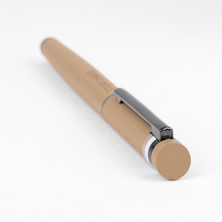 Hugo Boss Loop Iconic Füllfederhalter aus Messing in der Farbe Camel, Länge: 14,7cm, Federstärke: M,