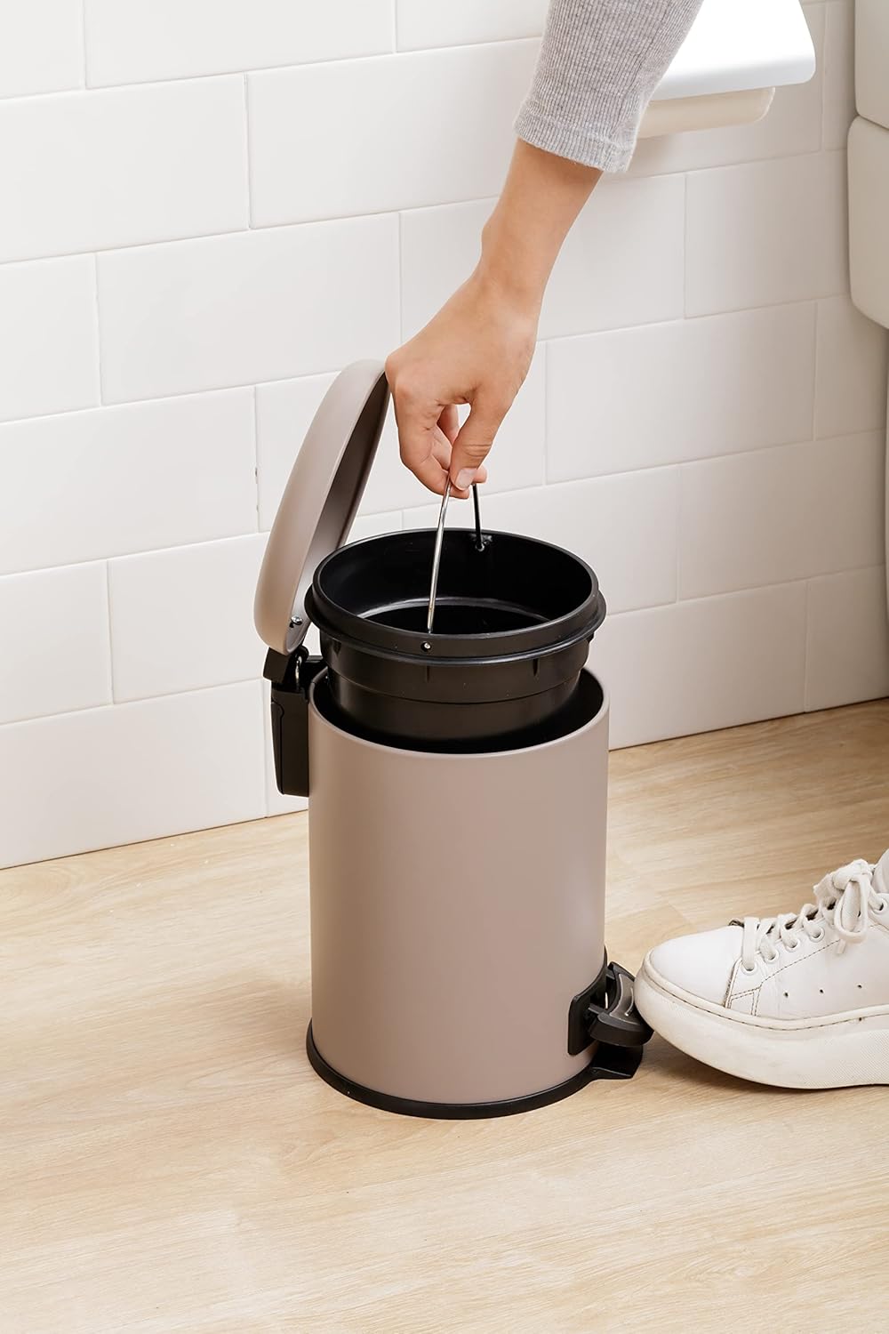 TATAY Kosmetikeimer mit Edelstahlpedal, 3L Kapazität, herausnehmbarer Innenraum, Soft-Lock-Verschlus