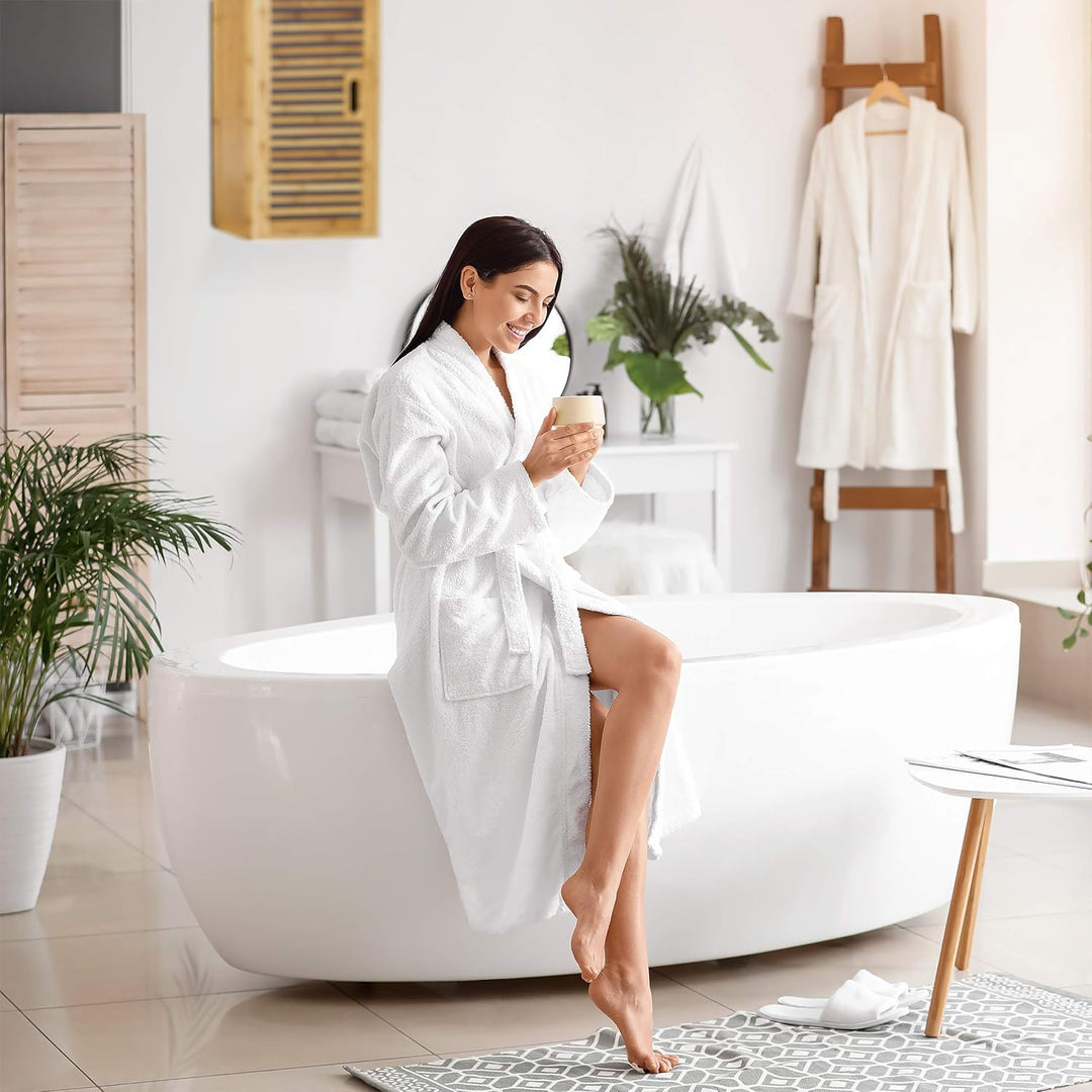Relaxdays Badezimmer Hängeschrank aus Bambus, 2 Ablagen mit Einlegeboden, Badschrank HxBxT: 66 x 35