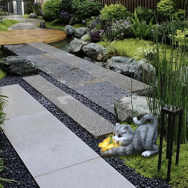 Katzen Deko Gartenfiguren mit Schmetterlinge LED Solarlampen, Wetterfest Solar-Katzenstatue für Drau