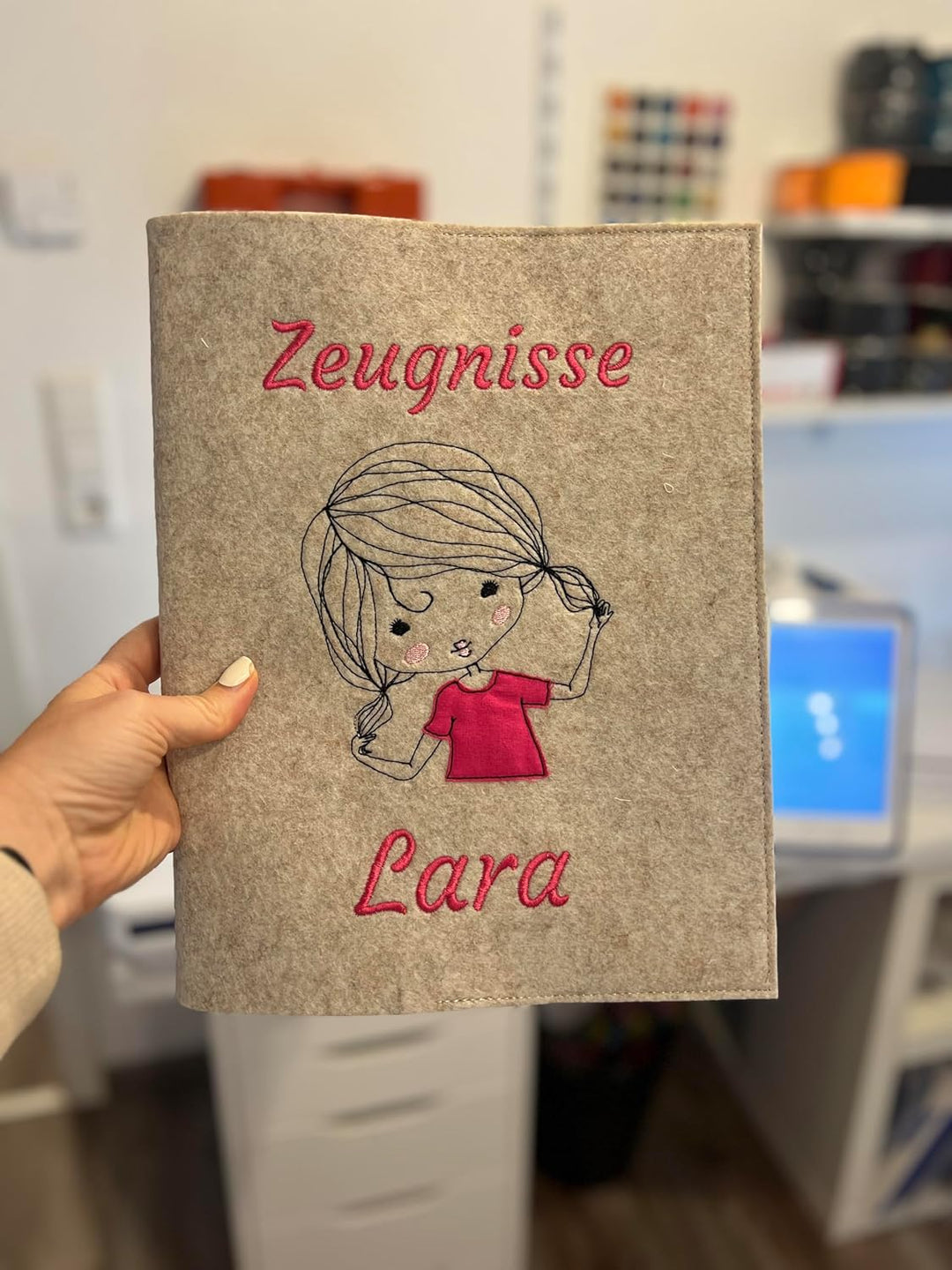 Personalisierte Zeugnismappe A4 aus Filz | süsses Mädchen Girl| hochwertig bestickt | Schulkind | Ge