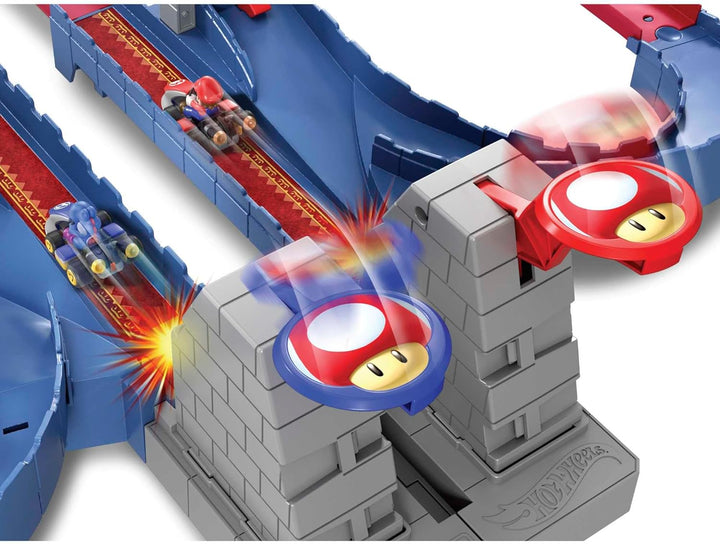 Hot Wheels GNM22 - Mario Kart Bowsers Festung, modulares Trackset mit Kopf-an-Kopf-Rennstrecken, Fla