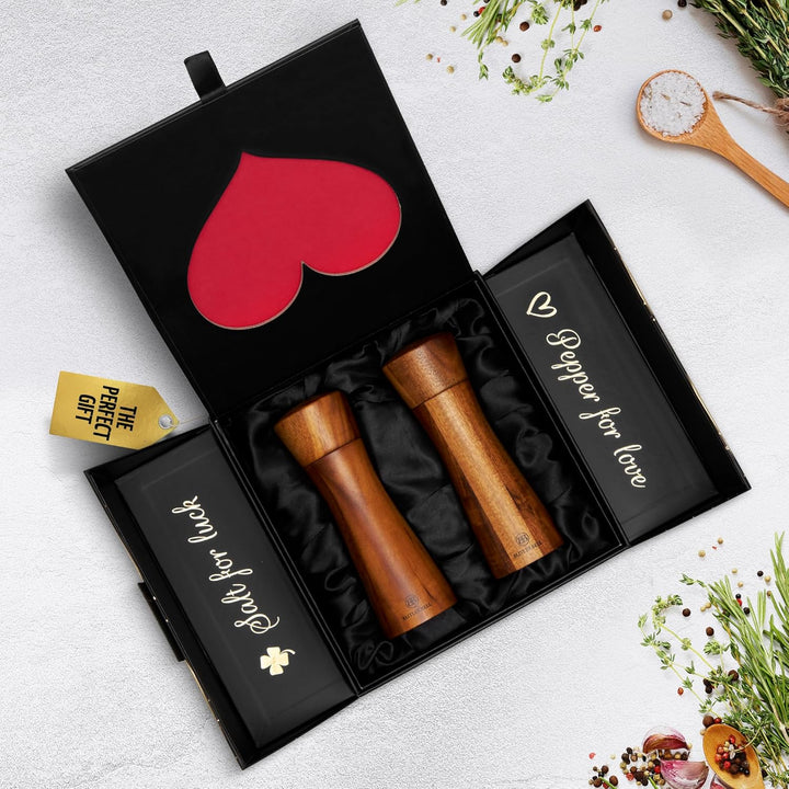 BUTLERBELL® Englisch | Salz und Pfeffermühle Holz in Luxus Geschenkbox mit Herz ideal als Hochzeitsg