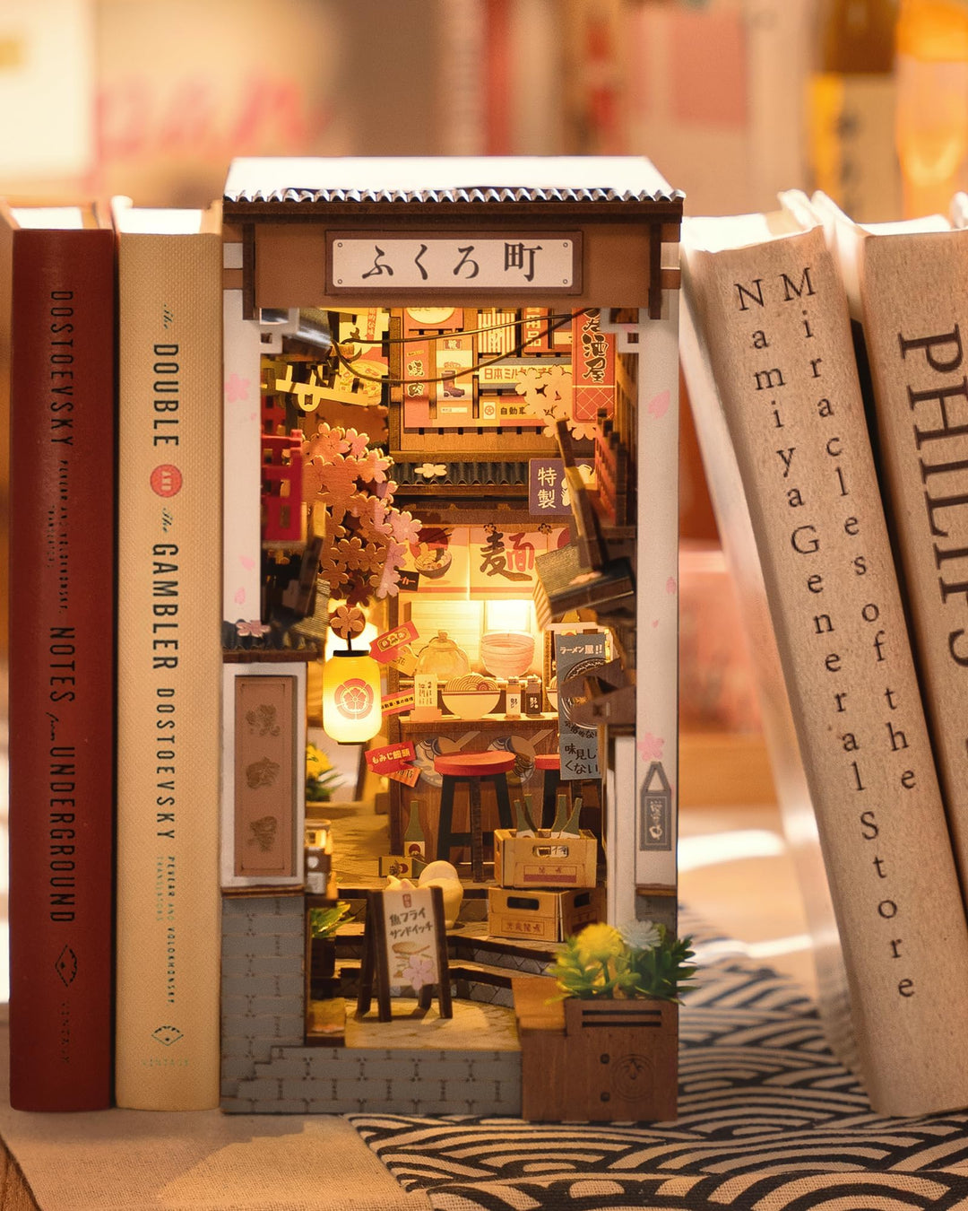 Rolife Book Nook Kit Sakura Weinallee Booknook Japanischer Stil Izakaya DIY Miniaturhaus Kit für Erw